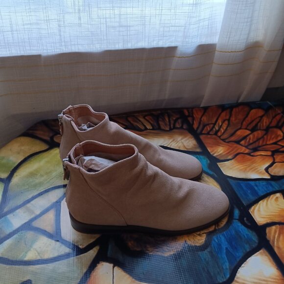 NWT Women's Tan Suede Gentle Souls Low Heel Booties - Emma Zip Bootie - Picture 6 of 11